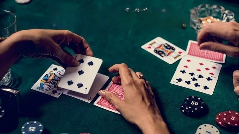 Giải Đáp Thắc Mắc: Chơi Baccarat Online Có Bị Bắt Không?