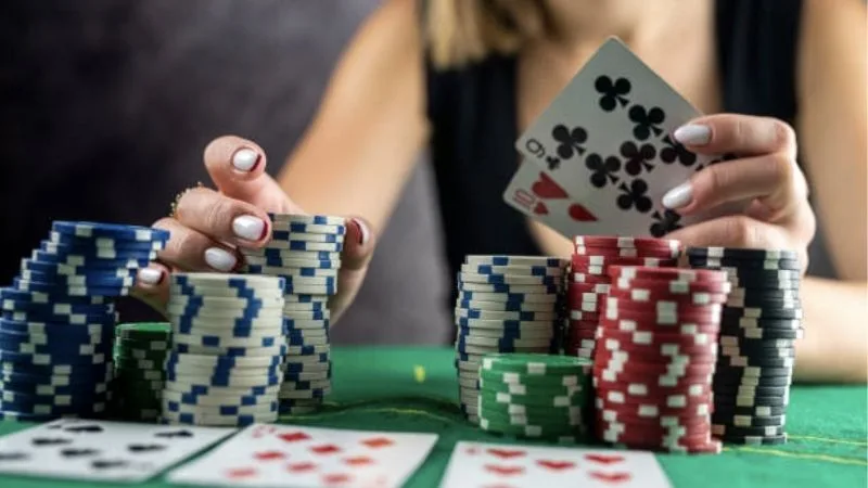 Trong Baccarat Ai Là Người Chia Bài Chính? Góc Khuất Casino